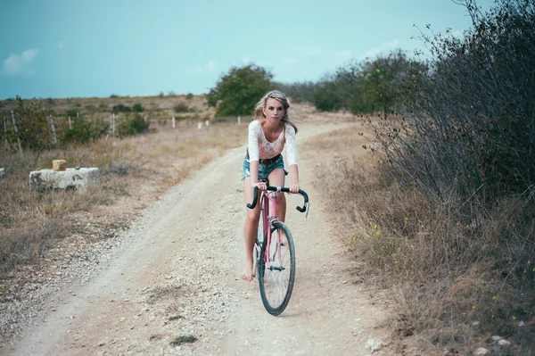 Hermosa chica hipster bicicleta — Foto de Stock