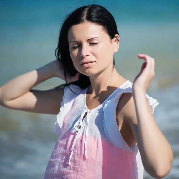 Glad kvinna ler. vila på en strand — Stockfoto