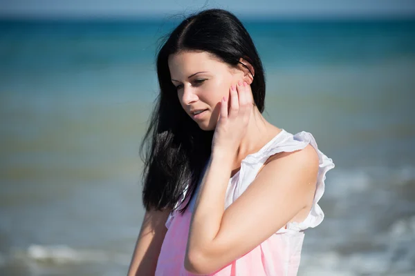 Happy Woman Smiling. Rest on a beach — Stock Photo, Image