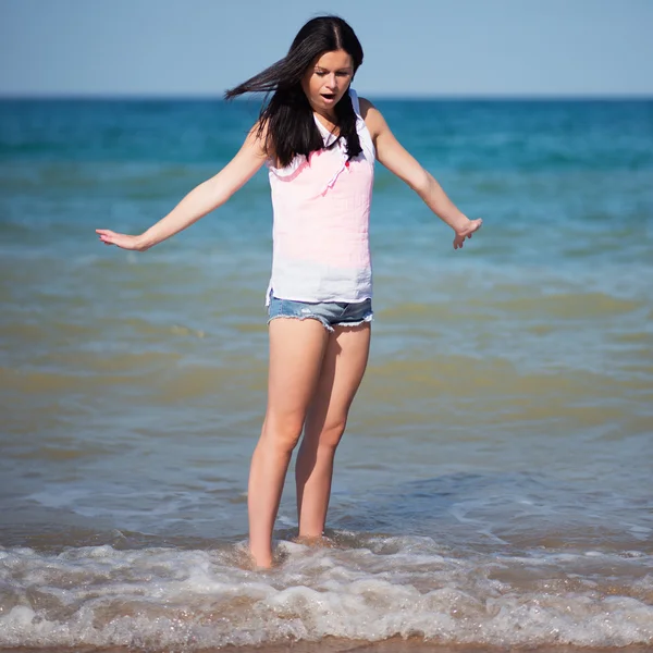 Femme se reposer sur une plage — Photo