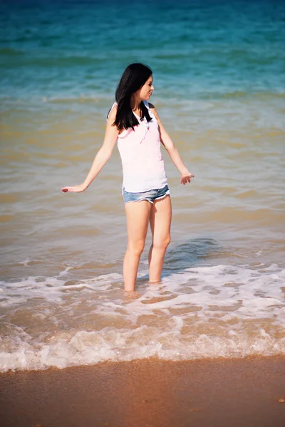 행복 한 여자는 해변에서 휴식 — 스톡 사진