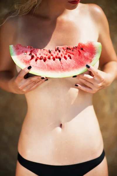 Vacker flicka, blond, innehar en vattenmelon — Stockfoto