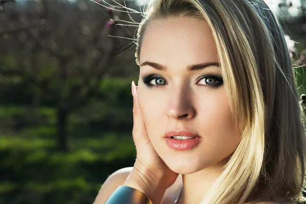 Retrato sensual de una mujer de primavera —  Fotos de Stock