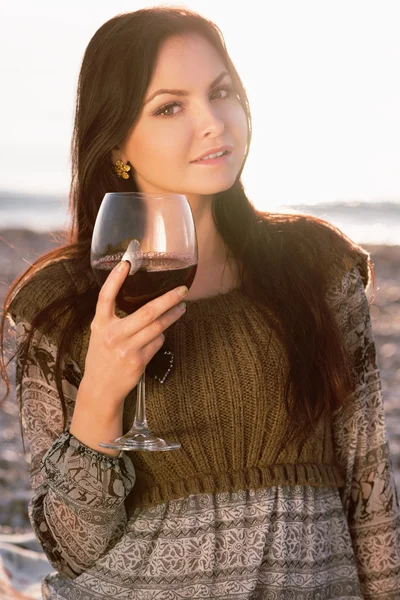 Vacker ung kvinna som håller glas rött vin — Stockfoto