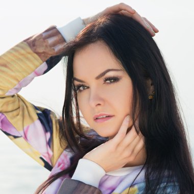 genç ve güzel bir kadın günbatımı ışık