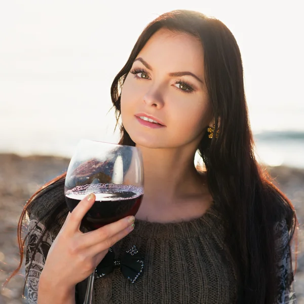 Jovem mulher segurando copo de vinho tinto italiano — Fotografia de Stock