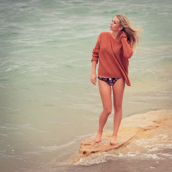 在沙滩上快乐的小姑娘姿势 — 图库照片