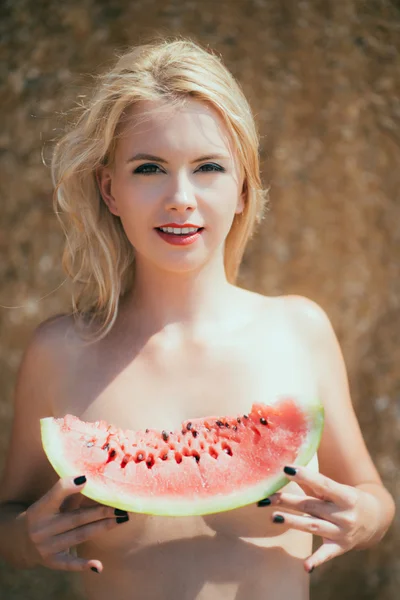 Mädchen, blond, hält eine Wassermelone in der Hand. Sonne. Sommer — Stockfoto