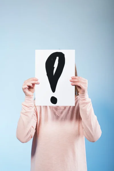 Woman holding a cardboard with exclamation mark — Stock Photo, Image