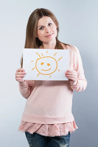 Frau hält einen Karton mit einer Sonne in der Hand — Stockfoto