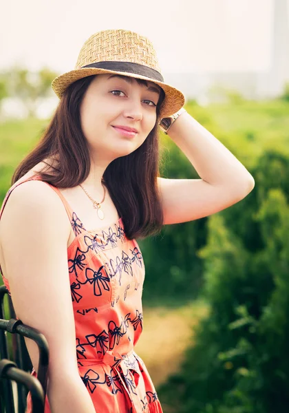 Mladá sexy letní dívka, která nosí klobouk — Stock fotografie