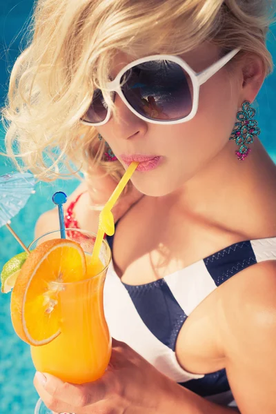 Sexy girl with a summer cocktail — Stock Photo, Image