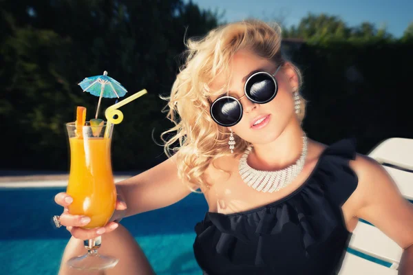 Junge Frau trinkt Cocktail — Stockfoto