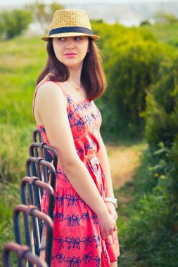 şapka giyen genç seksi yaz kız