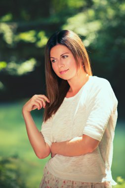 yemyeşil ağaçlar arasında genç bir kadın