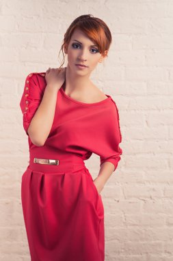modieuze vrouw poseren in rood dress