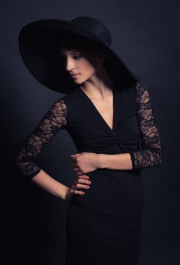 güzel kız siyah elbise ve şapka