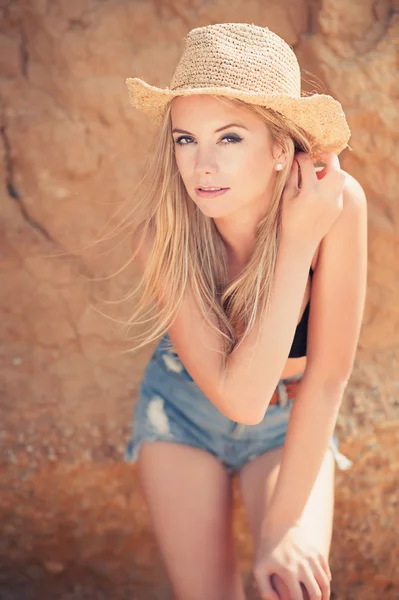 Young woman in  straw hat — Stock Photo, Image