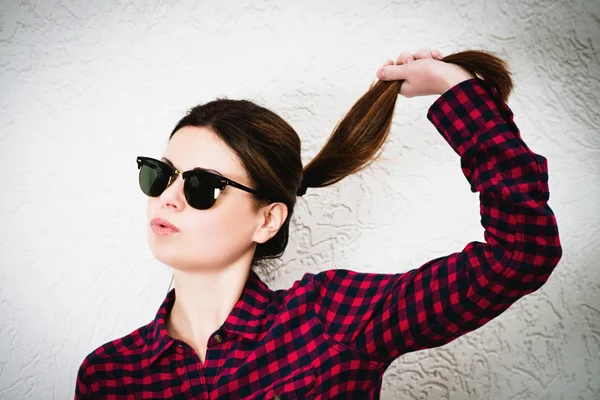 Junges Mädchen mit trendiger Brille — Stockfoto