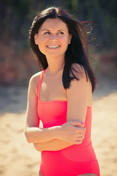 Donna felice riposo su una spiaggia — Foto Stock