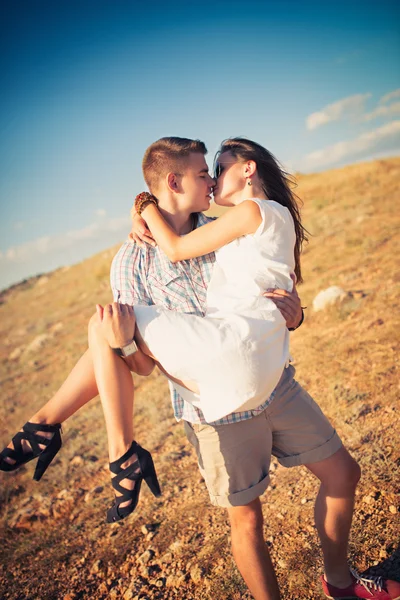 Par i kärlek utomhus — Stockfoto