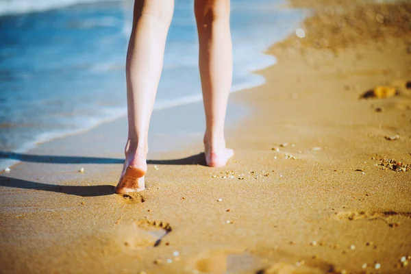 在沙滩上散步的女人 — 图库照片