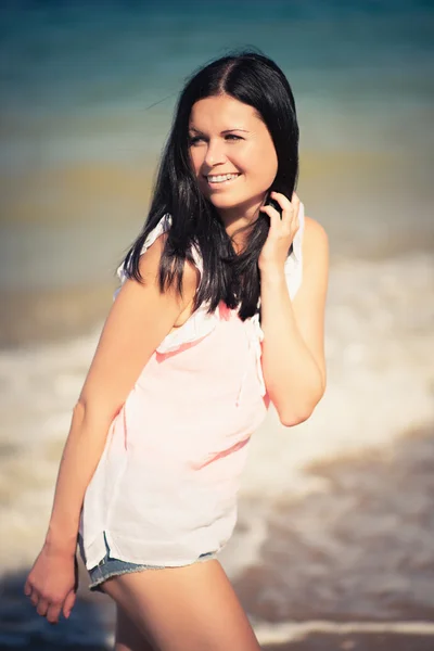 Szczęśliwa kobieta uśmiechając się. odpoczynek na plaży — Zdjęcie stockowe