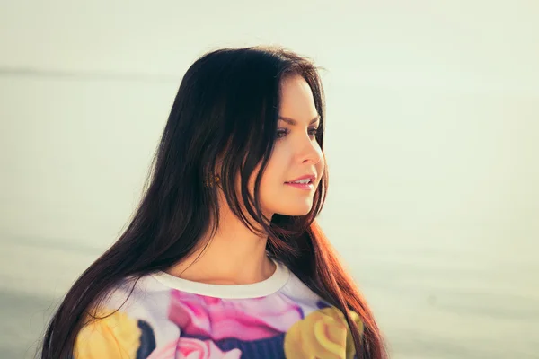 Vrouw in zonsondergang licht. — Stockfoto