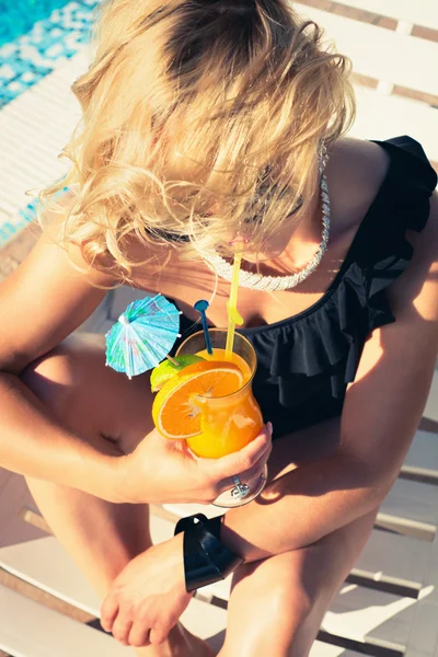 Sexy kobieta picia koktajlu do eks — Zdjęcie stockowe