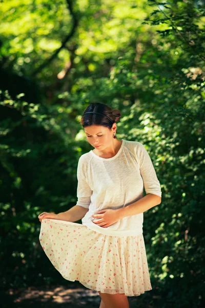 Vrouw onder de groene bomen — Stockfoto