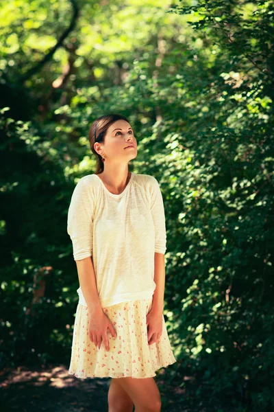 Woman  among green trees — Stock Photo, Image