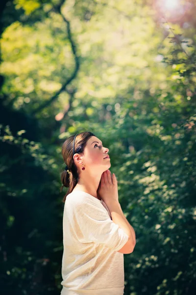 Woman  among green trees — Stock Photo, Image