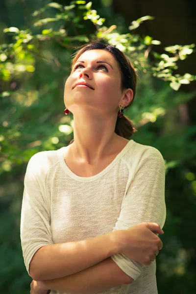 Woman  among green trees — Stock Photo, Image