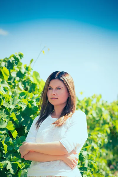 Frau spaziert auf einem Weinberg — Stockfoto