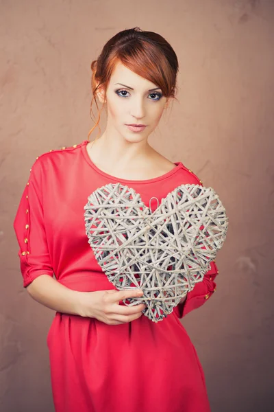 Donna tenere San Valentino simbolo . — Foto Stock