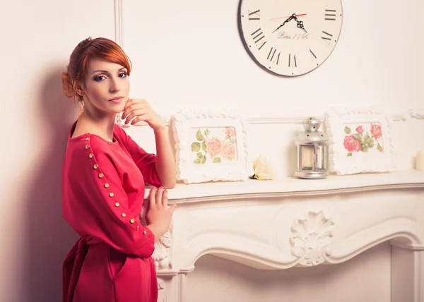 Μοντέρνα γυναίκα που παρουσιάζουν στο κόκκινο φόρεμα — Φωτογραφία Αρχείου