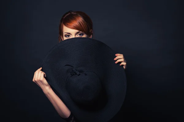 Hermosa chica en vestido negro y sombrero —  Fotos de Stock