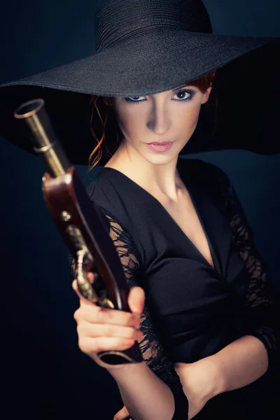 Fille pirate avec ancien pistolet — Photo