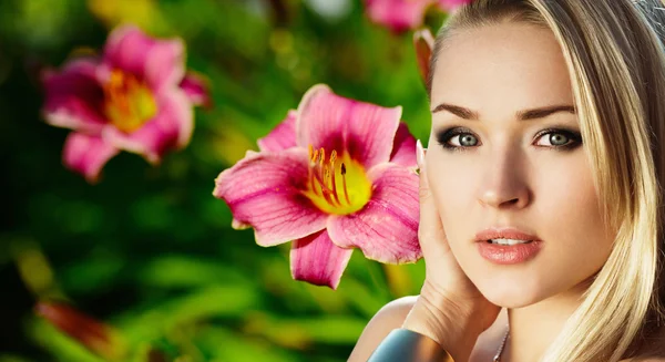 Portret van een jonge vrouw — Stockfoto