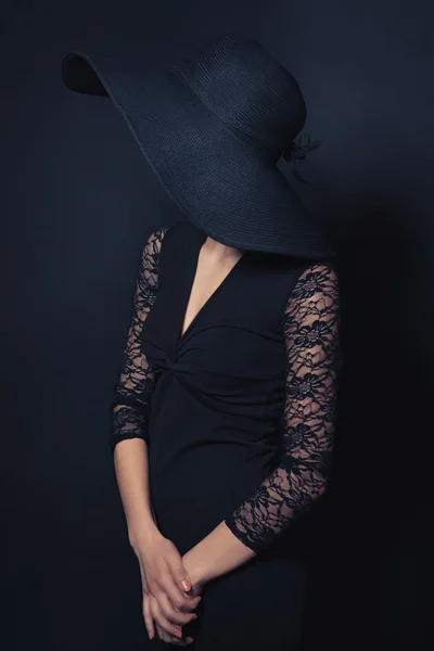 Красивая девушка в черном платье — стоковое фото