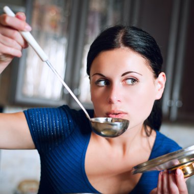 ev kadını mutfakta yemek yemek yapıyor.