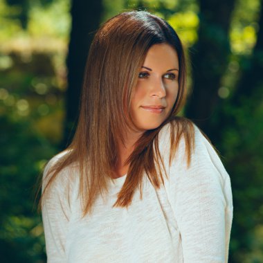 yemyeşil ağaçlar arasında kadın