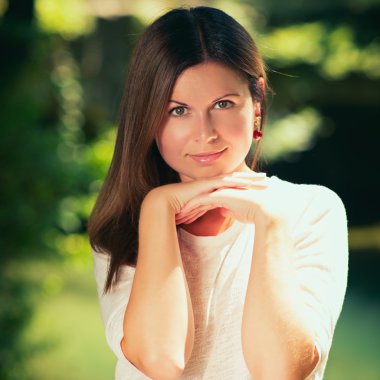 yemyeşil ağaçlar arasında kadın