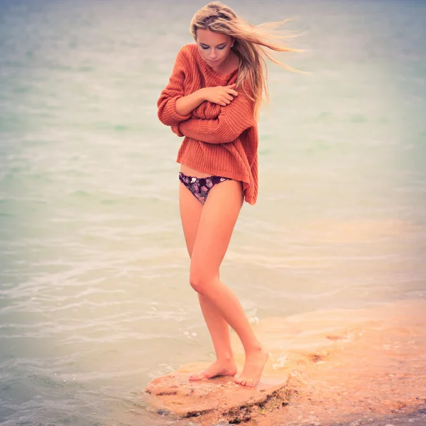 Gelukkig jong meisje houdingen op een strand — Stockfoto