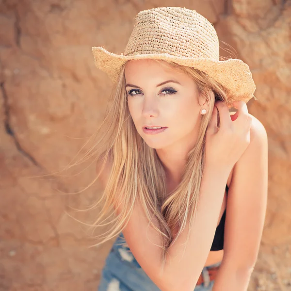 Giovane donna in cappello di paglia — Foto Stock