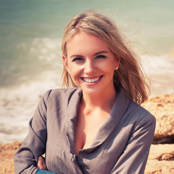 Donna in posa su una spiaggia — Foto Stock