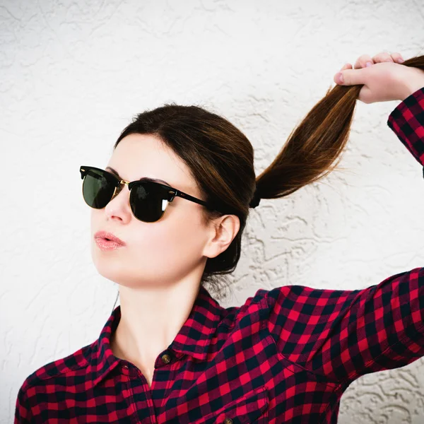 Ung jente med trendy briller – stockfoto