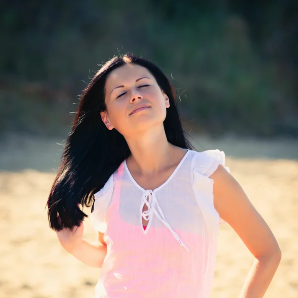 Gelukkige vrouw rusten op een strand — Stockfoto