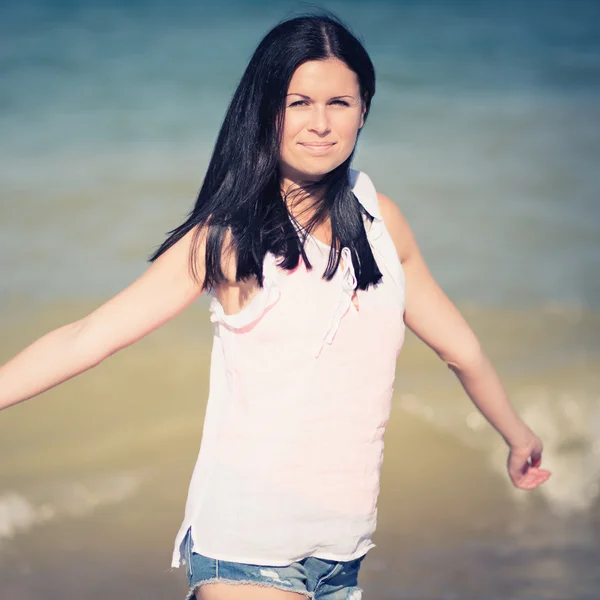 Gelukkige vrouw die lacht. rusten op een strand — Stockfoto