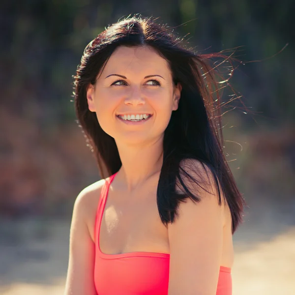 Счастливая женщина отдыхает на пляже — стоковое фото